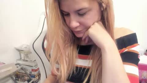 Snapshot of artsyandcraftsy_ chatting on November 2025 02:12:01 AM MIA online show from November 2025 02:12:01 AM