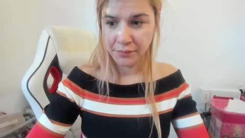 Snapshot of artsyandcraftsy_ chatting on November 2025 02:18:02 PM MIA online show from November 2025 02:18:02 PM