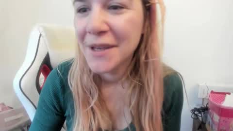 Snapshot of artsyandcraftsy_ chatting on November 2025 08:47:01 AM MIA online show from November 2025 08:47:01 AM