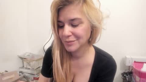 Snapshot of artsyandcraftsy_ chatting on November 2025 09:04:02 PM MIA online show from November 2025 09:04:02 PM