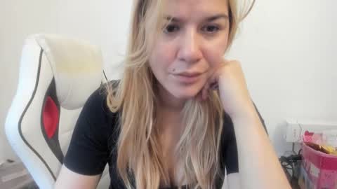 Snapshot of artsyandcraftsy_ chatting on November 2025 09:09:01 AM MIA online show from November 2025 09:09:01 AM