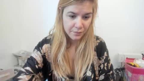 Snapshot of artsyandcraftsy_ chatting on November 2025 10:57:02 AM MIA online show from November 2025 10:57:02 AM