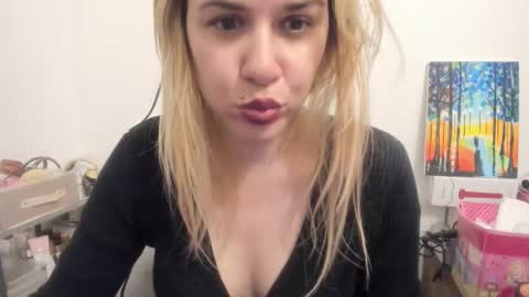 Snapshot of artsyandcraftsy_ chatting on November 2025 11:03:01 PM MIA online show from November 2025 11:03:01 PM