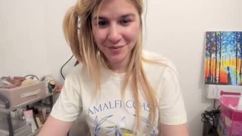 Snapshot of artsyandcraftsy_ chatting on November 2025 11:48:01 PM MIA online show from November 2025 11:48:01 PM