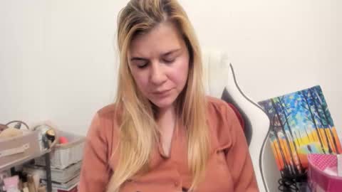 Snapshot of artsyandcraftsy_ chatting on November 2025 10:30:02 PM MIA online show from November 2025 10:30:02 PM