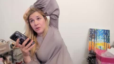 Snapshot of artsyandcraftsy_ chatting on November 2025 11:24:01 PM MIA online show from November 2025 11:24:01 PM