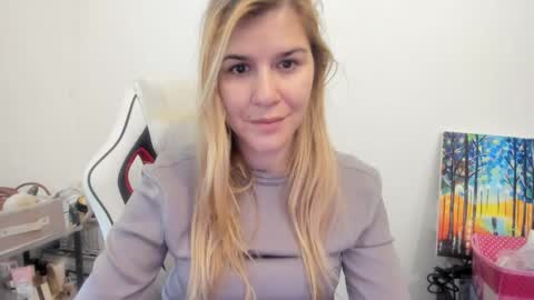 Snapshot of artsyandcraftsy_ chatting on November 2025 11:29:01 AM MIA online show from November 2025 11:29:01 AM