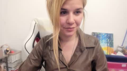 Snapshot of artsyandcraftsy_ chatting on November 2025 12:27:01 AM MIA online show from November 2025 12:27:01 AM