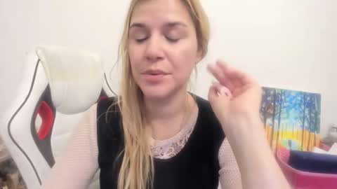 Snapshot of artsyandcraftsy_ chatting on November 2025 06:46:02 PM MIA online show from November 2025 06:46:02 PM