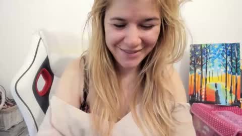 Snapshot of artsyandcraftsy_ chatting on November 2025 08:58:02 AM MIA online show from November 2025 08:58:02 AM