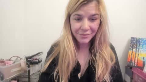 Snapshot of artsyandcraftsy_ chatting on November 2025 11:53:02 AM MIA online show from November 2025 11:53:02 AM