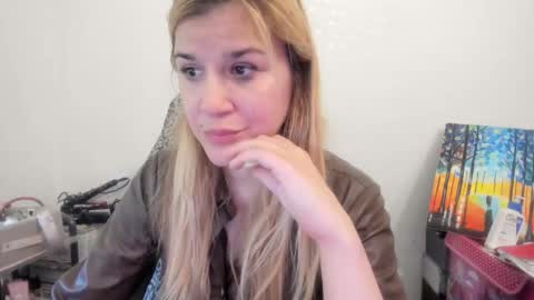 Snapshot of artsyandcraftsy_ chatting on November 2025 01:55:02 PM MIA online show from November 2025 01:55:02 PM