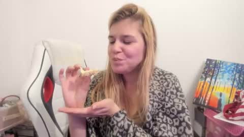 Snapshot of artsyandcraftsy_ chatting on November 2025 10:53:02 PM MIA online show from November 2025 10:53:02 PM