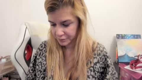 Snapshot of artsyandcraftsy_ chatting on November 2025 10:59:01 AM MIA online show from November 2025 10:59:01 AM