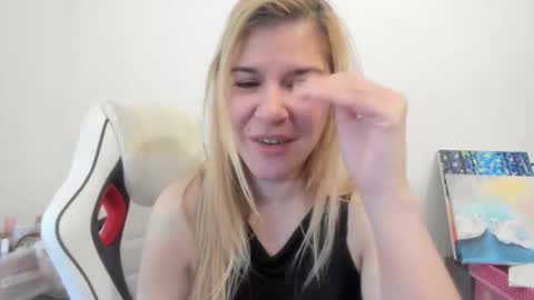 Snapshot of artsyandcraftsy_ chatting on November 2025 11:34:02 AM MIA online show from November 2025 11:34:02 AM