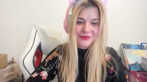 Snapshot of artsyandcraftsy_ chatting on November 2025 11:51:02 PM MIA online show from November 2025 11:51:02 PM