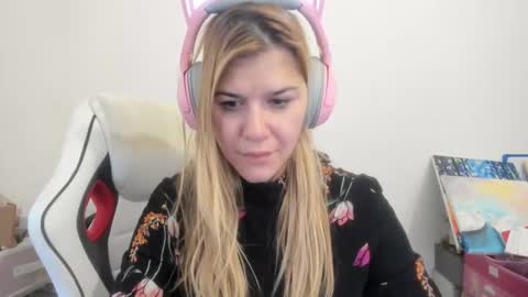 Snapshot of artsyandcraftsy_ chatting on November 2025 12:08:02 PM MIA online show from November 2025 12:08:02 PM