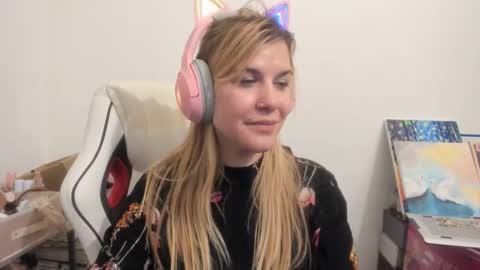 Snapshot of artsyandcraftsy_ chatting on November 2025 12:14:02 AM MIA online show from November 2025 12:14:02 AM