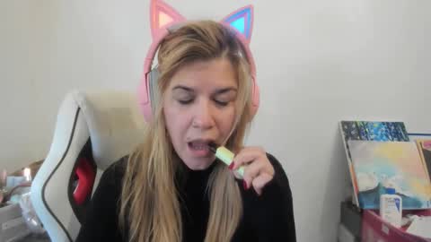 Snapshot of artsyandcraftsy_ chatting on November 2025 12:31:02 PM MIA online show from November 2025 12:31:02 PM