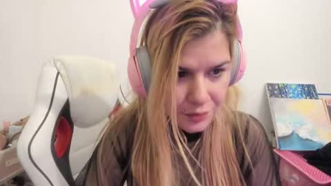 Snapshot of artsyandcraftsy_ chatting on December 2025 06:07:01 AM MIA online show from December 2025 06:07:01 AM