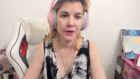 Snapshot of artsyandcraftsy_ chatting on December 2025 06:13:02 PM MIA online show from December 2025 06:13:02 PM