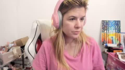 Snapshot of artsyandcraftsy_ chatting on December 2025 06:19:02 AM MIA online show from December 2025 06:19:02 AM