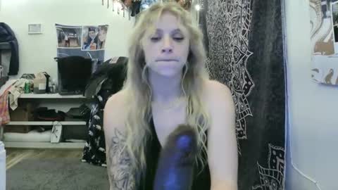Ashlee Wolf online show from November 2025 06:30:01 AM