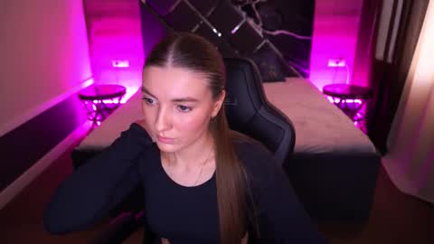 ashleybaee online show from November 2025 01:22:02 PM