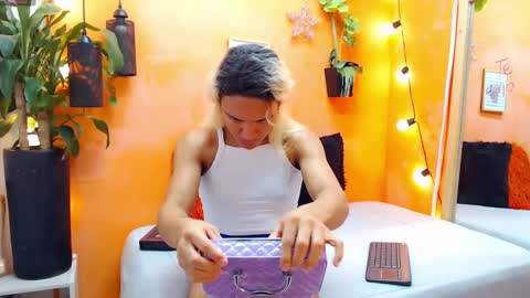 Snapshot of aslyhernandez chatting on December 2024 10:56:01 AM ASLY online show from December 2024 10:56:01 AM