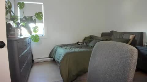 Snapshot of astridluxe chatting on October 2025 06:18:02 PM Astrid Luxe online show from October 2025 06:18:02 PM