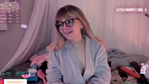 Snapshot of aurora_blaack chatting on November 2025 04:01:02 AM val online show from November 2025 04:01:02 AM