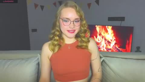 Snapshot of aurora_golden chatting on December 2024 03:54:02 PM Kate online show from December 2024 03:54:02 PM