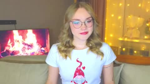 Snapshot of aurora_golden chatting on December 2024 03:42:02 PM Kate online show from December 2024 03:42:02 PM