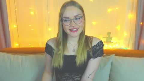 Snapshot of aurora_golden chatting on January 2025 04:06:01 PM Kate online show from January 2025 04:06:01 PM
