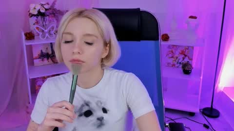 aurorawrenfield online show from October 2025 04:49:01 AM