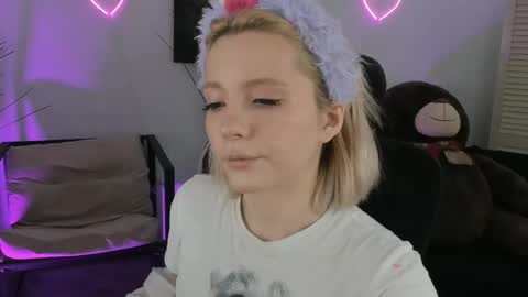 aurorawrenfield online show from March 2026 04:31:01 AM