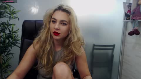 Snapshot of avablue_ chatting on December 2024 04:09:02 AM online show from December 2024 04:09:02 AM