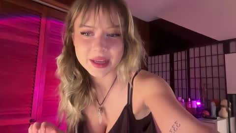 Avery  online show from November 2025 10:30:02 PM