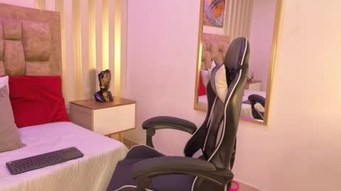 AVIS  online show from November 2025 05:36:02 PM