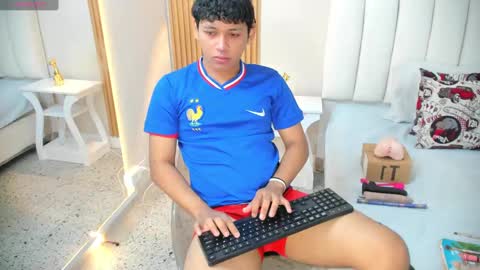 Snapshot of axel_ps chatting on November 2025 04:01:01 AM Alex online show from November 2025 04:01:01 AM