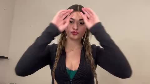 Mia online show from January 2025 04:17:01 AM