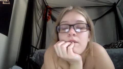 Snapshot of baeblondie chatting on February 2025 03:05:02 PM baeblondie online show from February 2025 03:05:02 PM