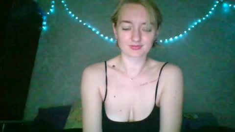 Snapshot of beckixolensy chatting on May 2026 10:33:02 AM BeckiXOlensy online show from May 2026 10:33:02 AM
