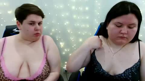 Snapshot of beckyandellen chatting on May 2026 11:27:01 AM BeckyAndEllen online show from May 2026 11:27:01 AM