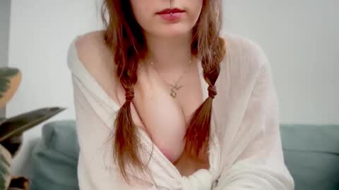 Snapshot of beeblossom chatting on September 2025 03:05:01 PM Mirana Blossom online show from September 2025 03:05:01 PM