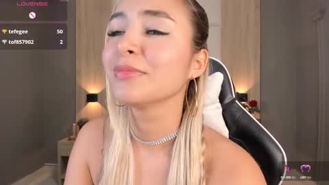 Snapshot of bella1207 chatting on January 2025 10:30:02 PM Bella cam online show from January 2025 10:30:02 PM