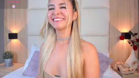 Snapshot of bella1207 chatting on January 2025 10:27:02 PM Bella cam online show from January 2025 10:27:02 PM