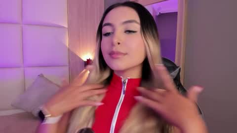 Snapshot of bella1207 chatting on September 2025 07:25:01 PM Bella cam online show from September 2025 07:25:01 PM
