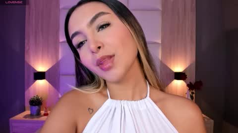 Snapshot of bella1207 chatting on September 2025 07:30:02 PM Bella cam online show from September 2025 07:30:02 PM