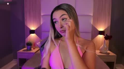 Snapshot of bella1207 chatting on October 2025 07:56:02 PM Bella cam online show from October 2025 07:56:02 PM